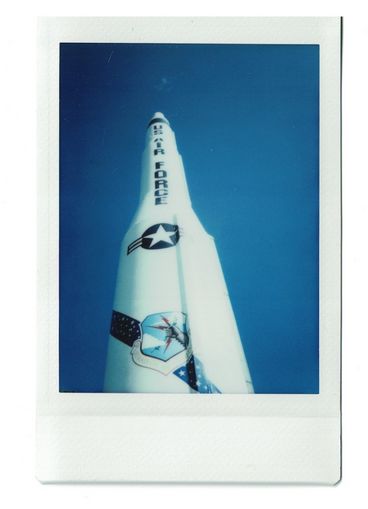 Polaroid einer großen Rakete mit den Worten „US Air Force“ an der Seite.