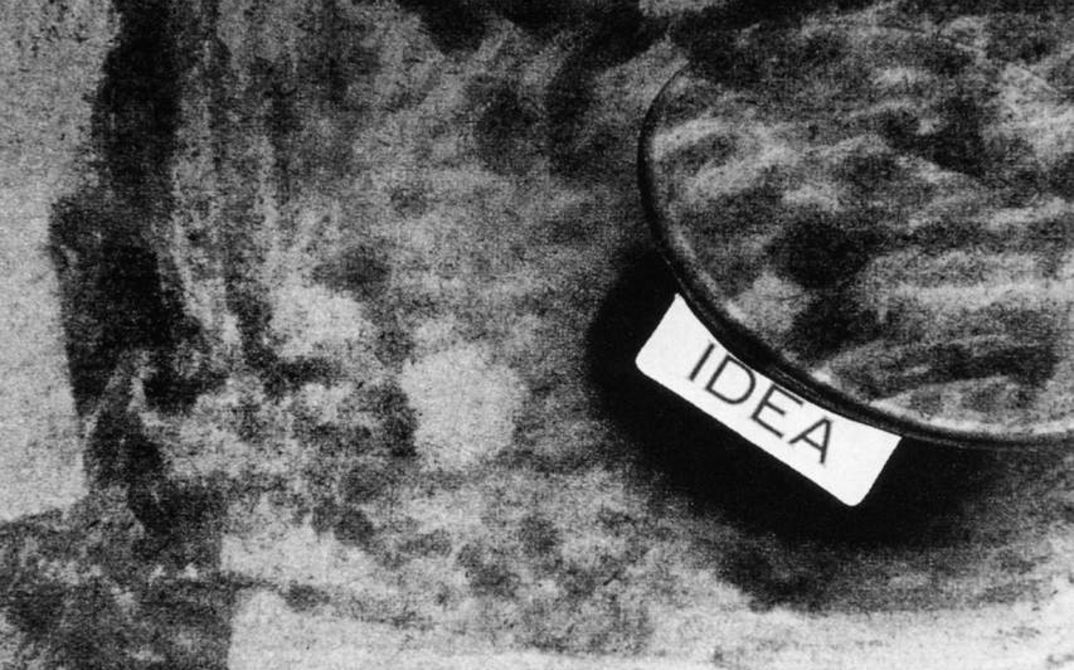 Unscharfe Schattierungen in schwarz-weiß, das Wort "Idea" in Großbuchstaben