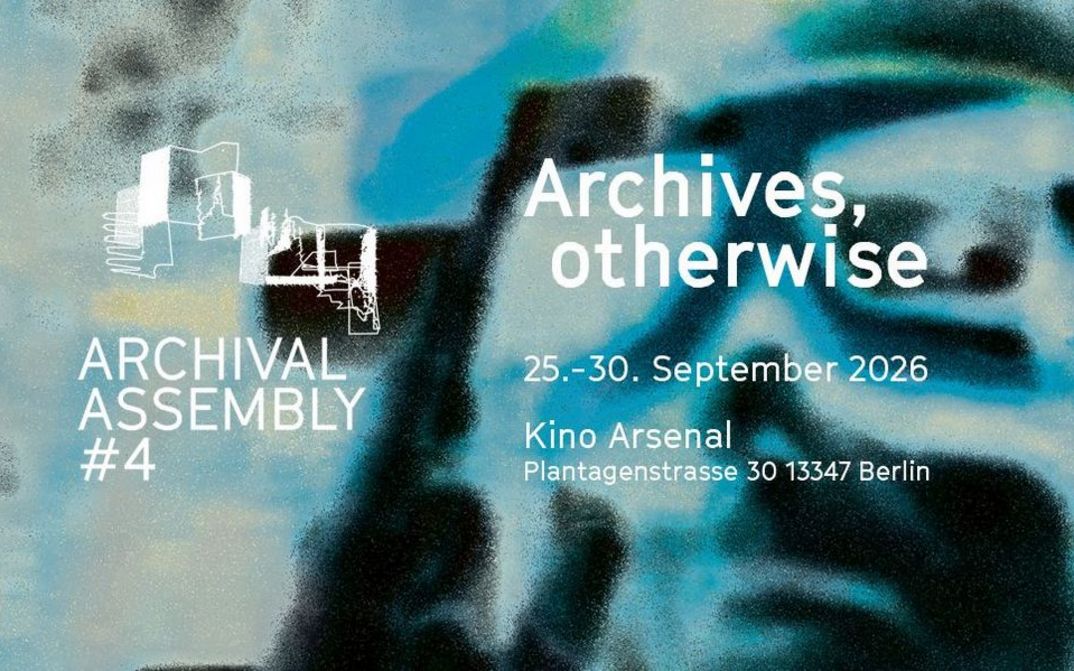 Logo in verschiedenen Blautönen und schwarz des Festivals Archival Assembly, mit dem Titel "Archive, otherwise", dem Datum und Ort.