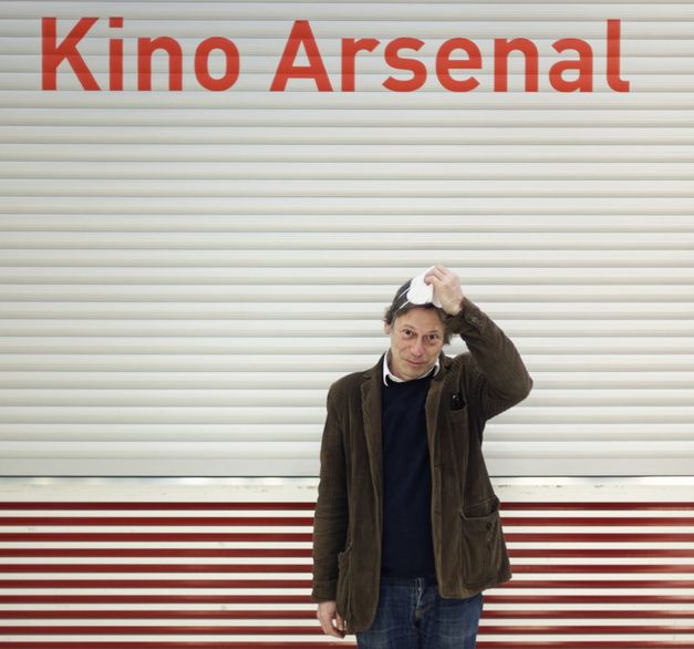 [Translate to English:] Portrait of Mathieu Amalric in front of the cash office 