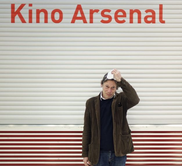 Porträt von Mathieu Amalric vor dem Kassenhaus