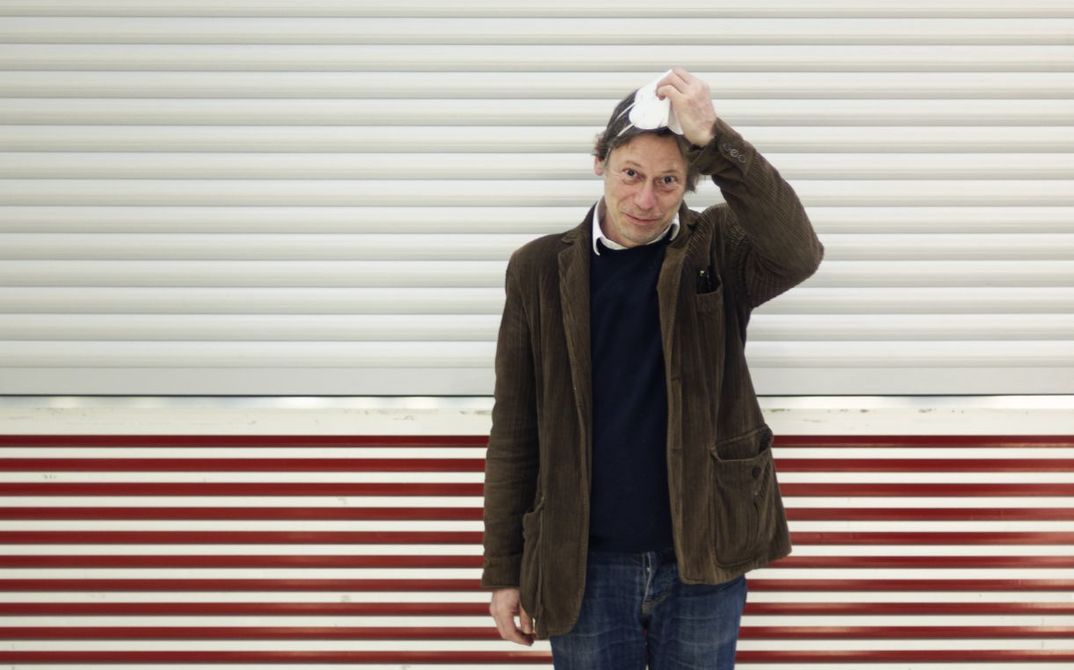 [Translate to English:] Portrait of Mathieu Amalric in front of the cash office 
