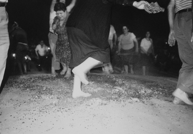 Filmstill aus ANASTENÁRIA – DAS FEST DER FEUERLÄUFER VON LAGADÁS: Eine Gruppe von Menschen läuft mit bloßen Füßen über Feuer.