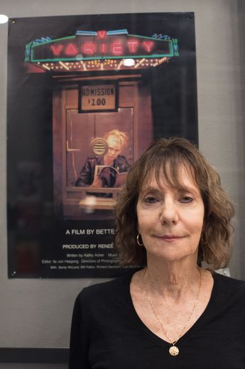 Bette Gordon vor Filmposter