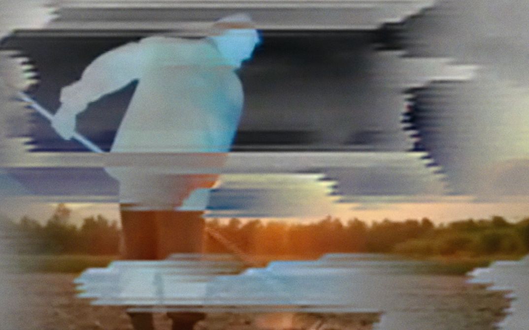 Film Still aus dem Film „Phi Pattana“ von Komtouch Napattaloong. Verpixeltes Bild einer Silhouette mit Harke in der Hand auf einem Feld.