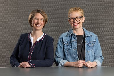 Foto des neuen Vorstands des Arsenal: links Anna Mallmann, rechts Stefanie Schulte Strathaus.