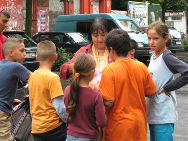 Setfoto vom Film „Yaban. Fremd“ von Hakan Savas Mican. Man sieht Kinder und die Hauptdarstellerin auf der Straße.