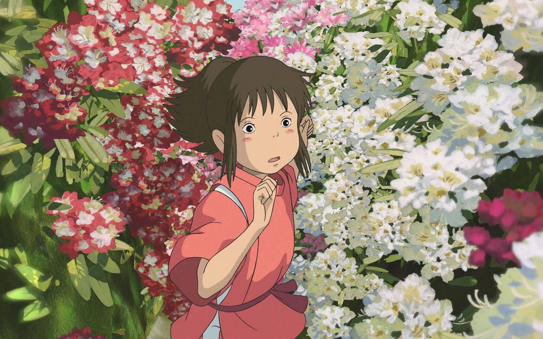 Filmstill aus CHIHIROS REISE INS ZAUBERLAND: Animation eines Mädchens in rotem Oberteil, das sich durch eine Blütenlandschaft bewegt.