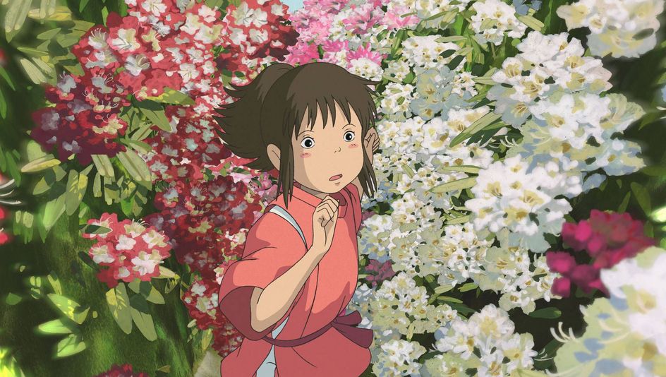 Filmstill aus CHIHIROS REISE INS ZAUBERLAND: Animation eines Mädchens in rotem Oberteil, das sich durch eine Blütenlandschaft bewegt.