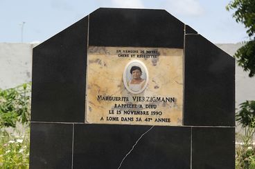 Grabstein auf dem Friedhof von Aného