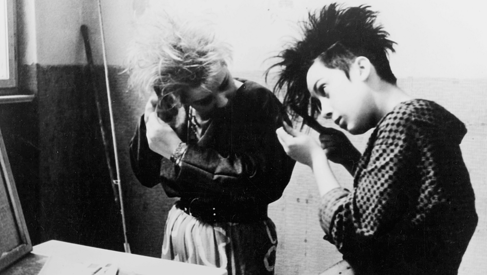 Filmstill aus WINTER ADÉ: Zwei junge Punkerinnen frisieren sich vor einem Spiegel.