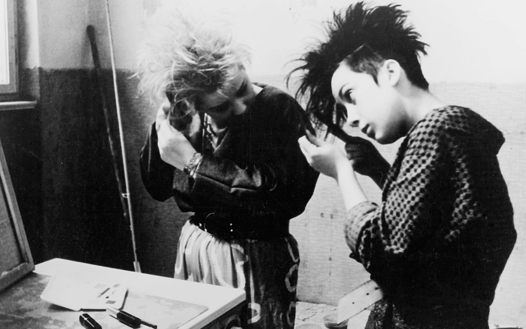 Filmstill aus WINTER ADÉ: Zwei junge Punkerinnen frisieren sich vor einem Spiegel.