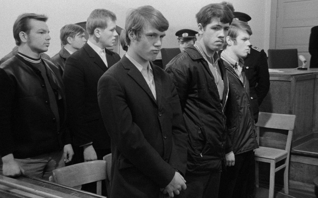 Filmstill aus IN SACHEN H. UND ACHT ANDERER: Eine Gruppe von Jugendlichen steht vor Gericht.