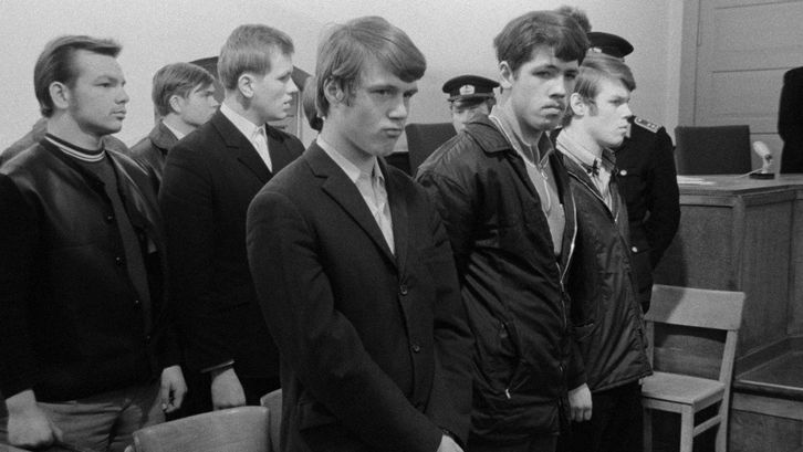 Filmstill aus IN SACHEN H. UND ACHT ANDERER: Eine Gruppe von Jugendlichen steht vor Gericht.