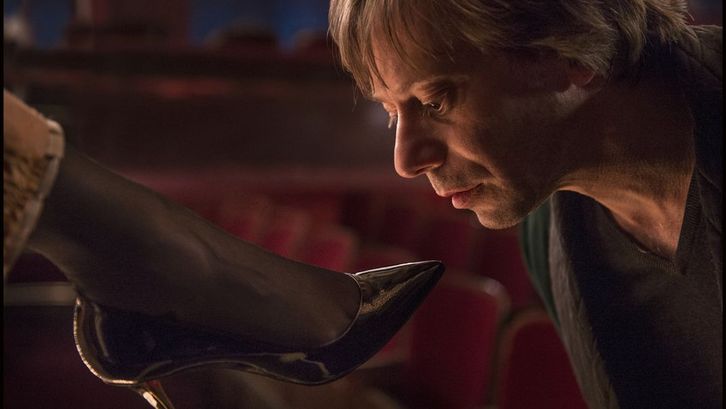 Filmstill aus LA VÉNUS À LA FOURRURE. Mathieu Amalric ist im Begriff, die High Heels einer Frau zu küssen.