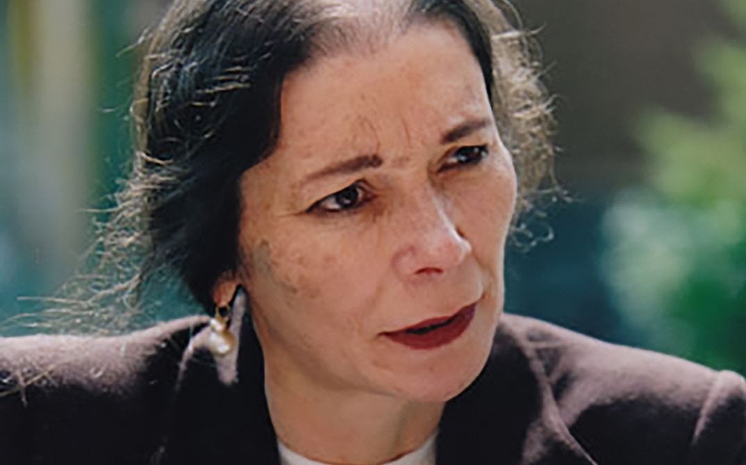 Ein Portrait der Aktivistin und Filmemacherin Melanie Spitta. Sie spricht und schaut nach rechts an der Kamera vorbei. 