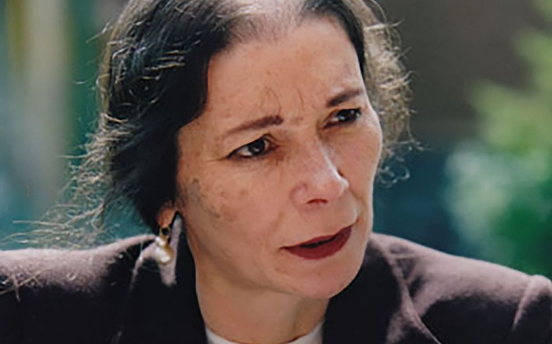 Ein Portrait der Aktivistin und Filmemacherin Melanie Spitta. Sie spricht und schaut nach rechts an der Kamera vorbei.