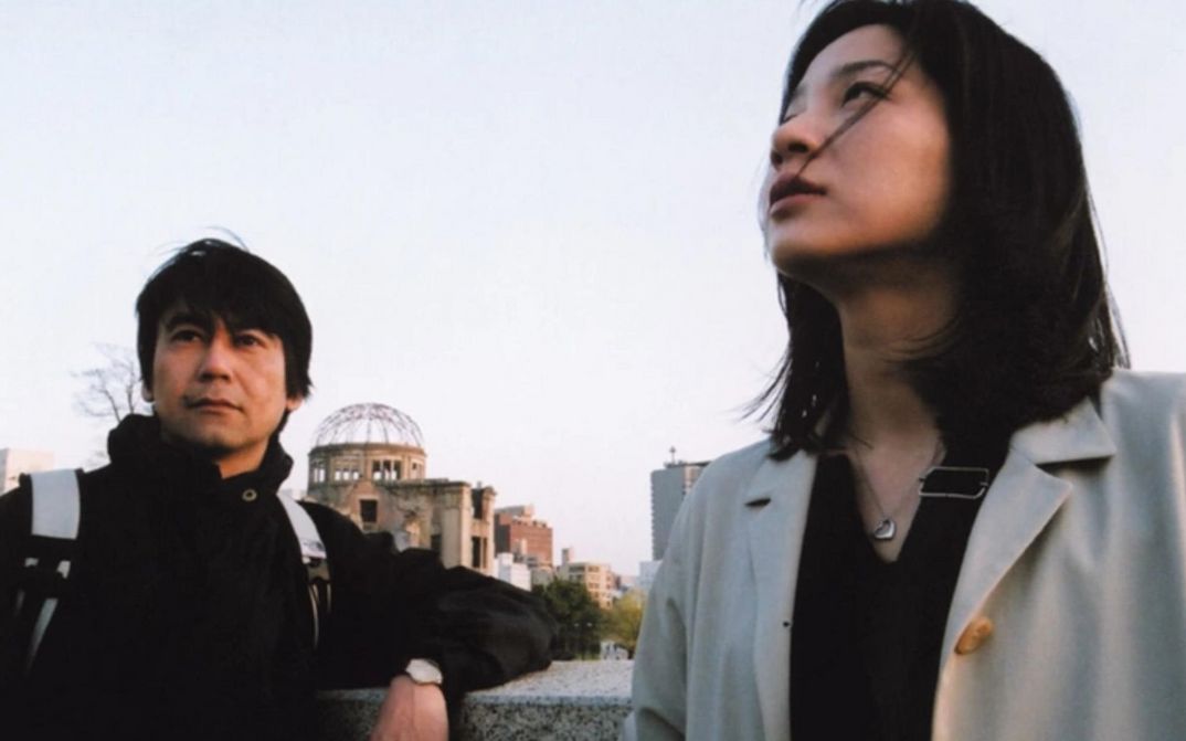 Filmstill aus A LETTER FROM HIROSHIMA: Ein Mann und eine Frau bei einer Stadtbesichtigung.