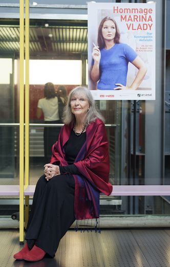 Porträt von Marina Vlady vor Filmposter