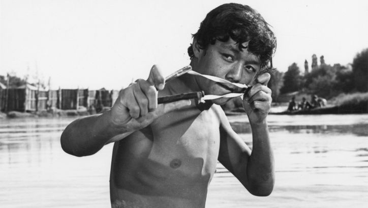 Filmstill aus NEZHNOST (Zärtlichkeit). Ein Jugendlicher mit einer Steinschleuder in der Hand.  