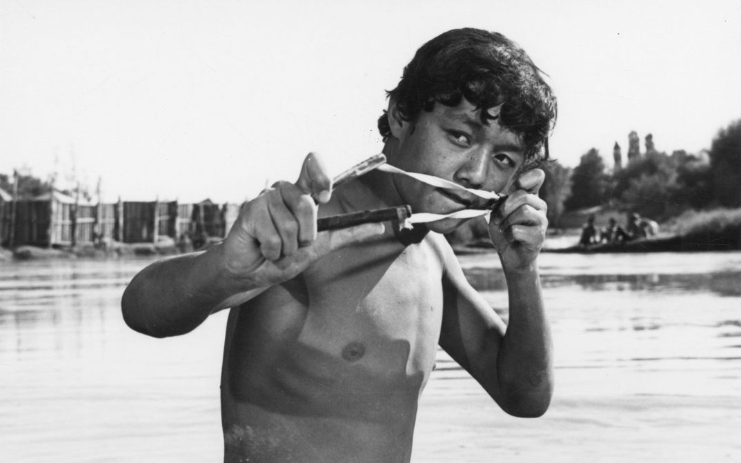 Filmstill aus NEZHNOST (Zärtlichkeit). Ein Jugendlicher mit einer Steinschleuder in der Hand.  