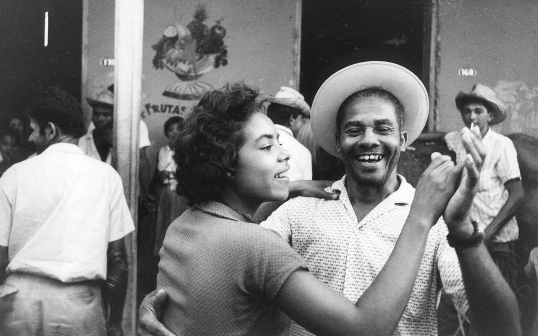 Filmstill aus SALUT LES CUBAINS. Ein tanzendes und lachendes Paar.