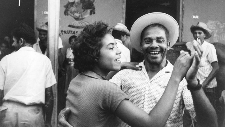 Filmstill aus SALUT LES CUBAINS. Ein tanzendes und lachendes Paar.