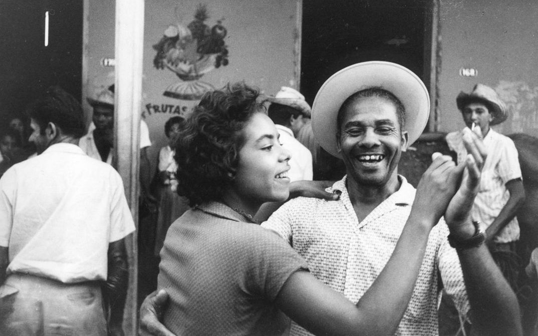 Filmstill aus SALUT LES CUBAINS. Ein tanzendes und lachendes Paar.