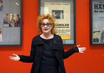 Ingrid Caven vor Filmposter