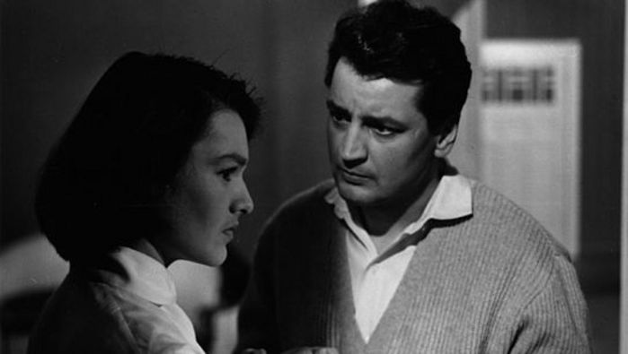 Filmstill aus BEGEGNUNG IM ZWIELICHT: Eine Mann und eine Frau stehen einander zugewandt.