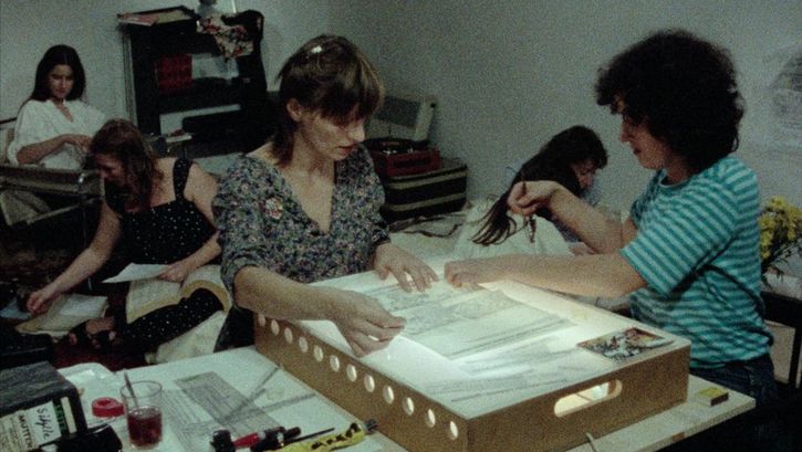 Filmstill aus DER SUBJEKTIVE FAKTOR. Eine Gruppe von Frauen arbeitet gemeinsam an Texten.