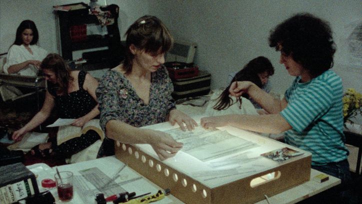 Filmstill aus DER SUBJEKTIVE FAKTOR. Eine Gruppe von Frauen arbeitet gemeinsam an Texten.