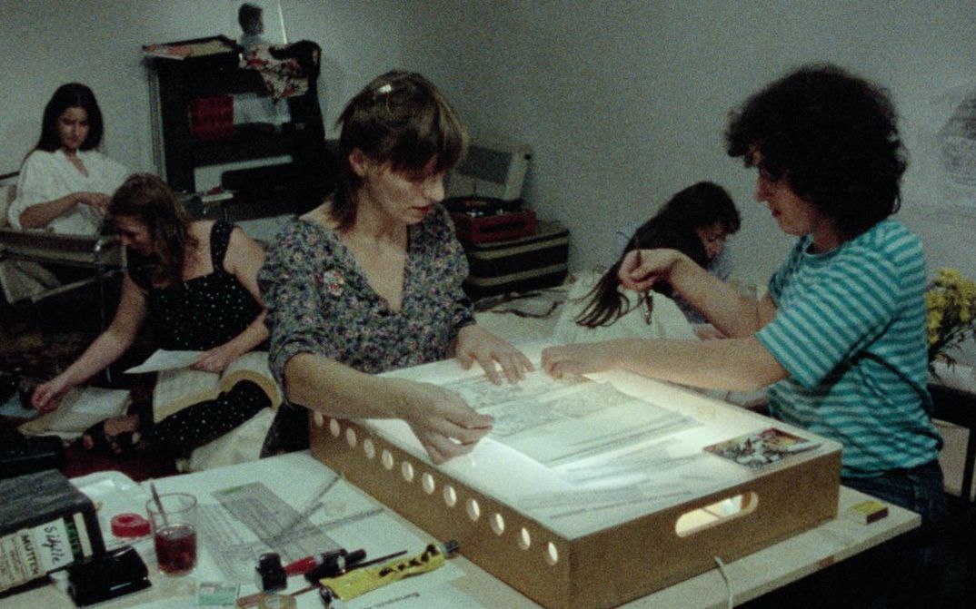 Filmstill aus DER SUBJEKTIVE FAKTOR. Eine Gruppe von Frauen arbeitet gemeinsam an Texten.