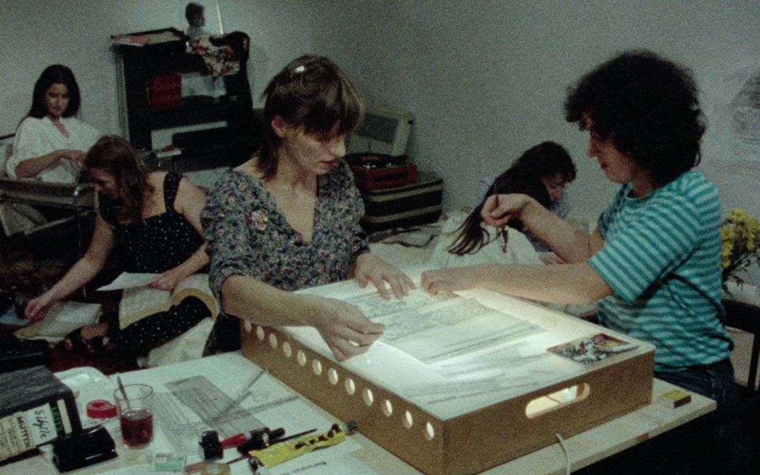 Filmstill aus DER SUBJEKTIVE FAKTOR. Eine Gruppe von Frauen arbeitet gemeinsam an Texten.