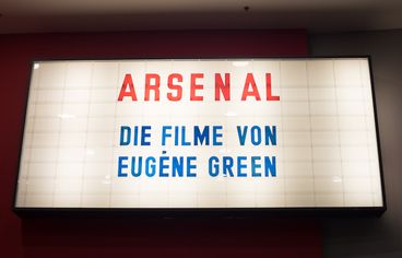 Leuchtkasten mit Aufschrift Die Filme von Eugene Green