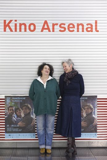 Noémie Lvovsky und Birgit Kohler vor dem Kassenhaus
