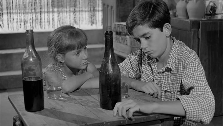 Film still from EL CAMINO: A girl and a boy at a table in a pub.