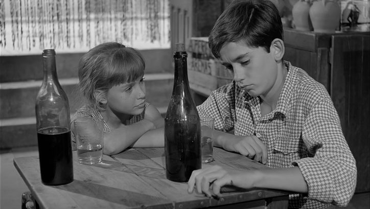 Filmstill aus EL CAMINO: Ein Mädchen und ein Junge am Tisch einer Kneipe.