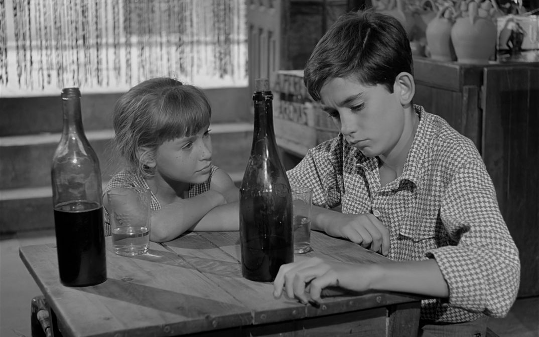 Filmstill aus EL CAMINO: Ein Mädchen und ein Junge am Tisch einer Kneipe.