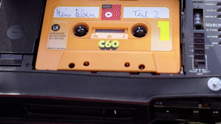 Still aus MEIN LEBEN TEIL 2: Eine gelbe Audiokassette ist handschriftlich mit dem Titel "Mein Leben Teil 2" versehen.