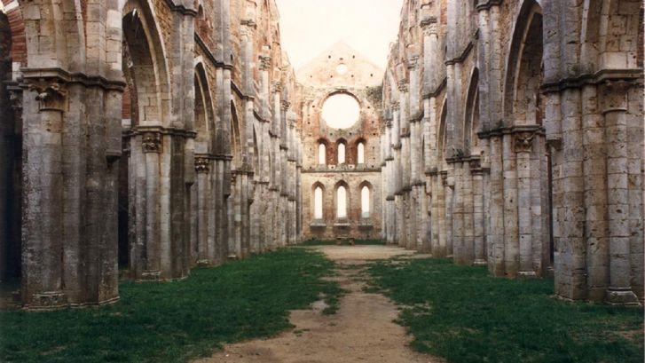 Film still from NOSTALGHIA: View of a ruin of a magnificent building.