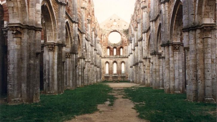 Film still from NOSTALGHIA: View of a ruin of a magnificent building.