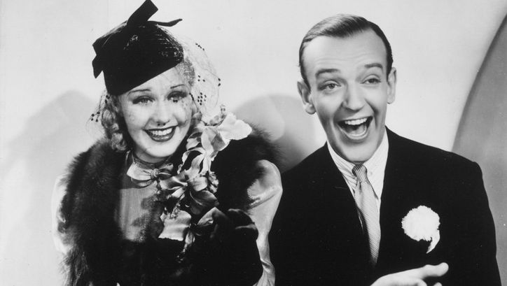 Filmstill aus SWING TIME. Ginger Rogers und Fred Astaire lachen in die Kamera.