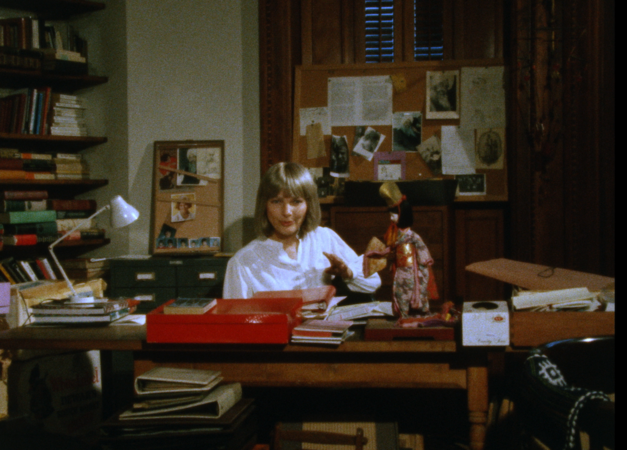 Barbara Loden sitzt hinter dem Schreibtisch in ihrem Arbeitszimmer.