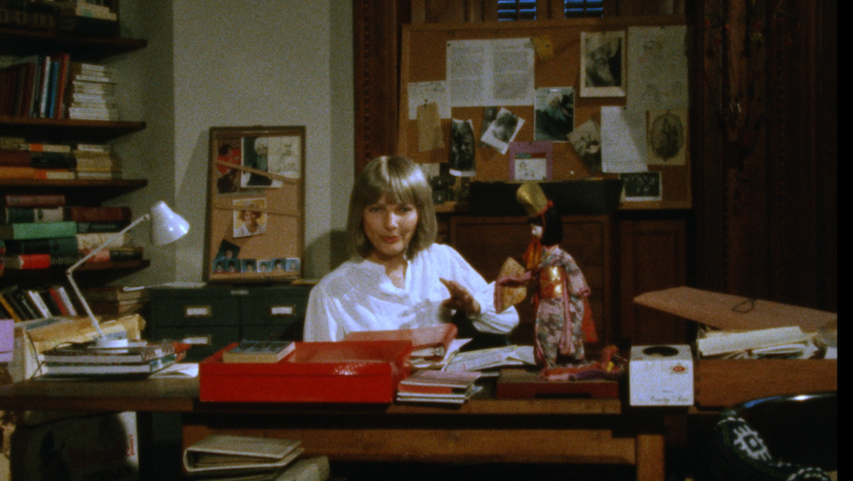 Barbara Loden sitzt hinter dem Schreibtisch in ihrem Arbeitszimmer.