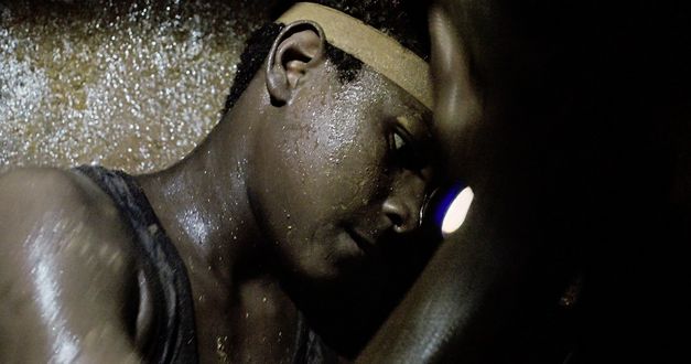 Filmstill aus „Or de vie“ von Boubacar Sangaré. Nahaufnahme von einem schwitzenden Mann.