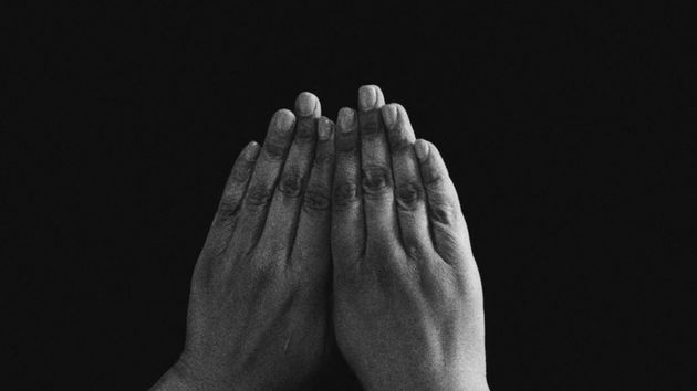 Filmstill aus dem Film „Conspiracy“ von Simone Leigh, Madeleine Hunt-Ehrlich: zwei Hände vor einem schwarzen Hintergrund mit nach oben gestreckten Fingern nebeneinandergehalten wie um die Augen zu bedecken.