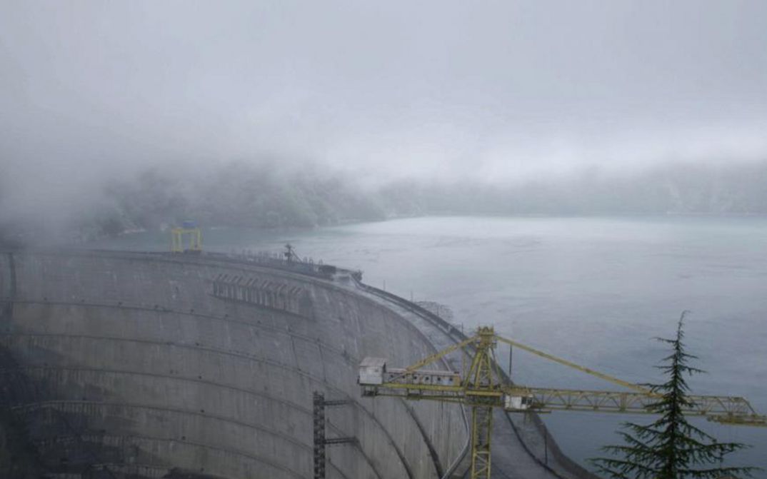 Filmstill aus WATER HAS NO BORDERS. Aufnahme eines riesigen Staudamms im Nebel.