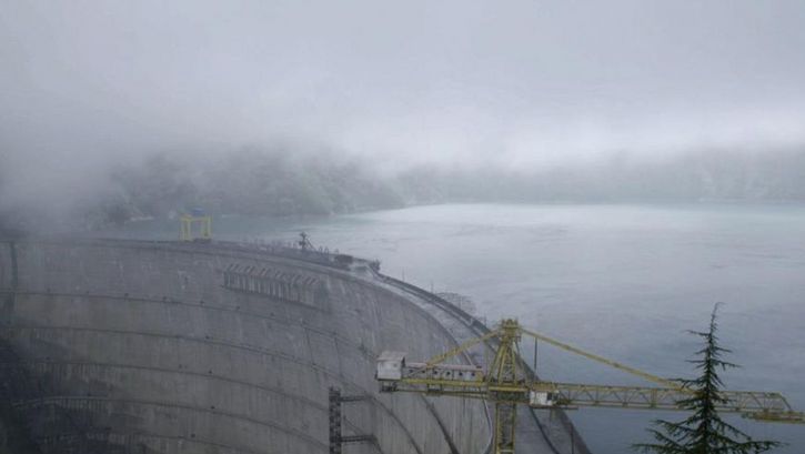 Filmstill aus WATER HAS NO BORDERS. Aufnahme eines riesigen Staudamms im Nebel.