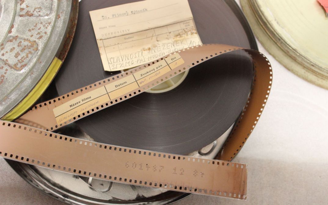 Eine Blechbüchse mit einer 35-mm-Filmrolle.